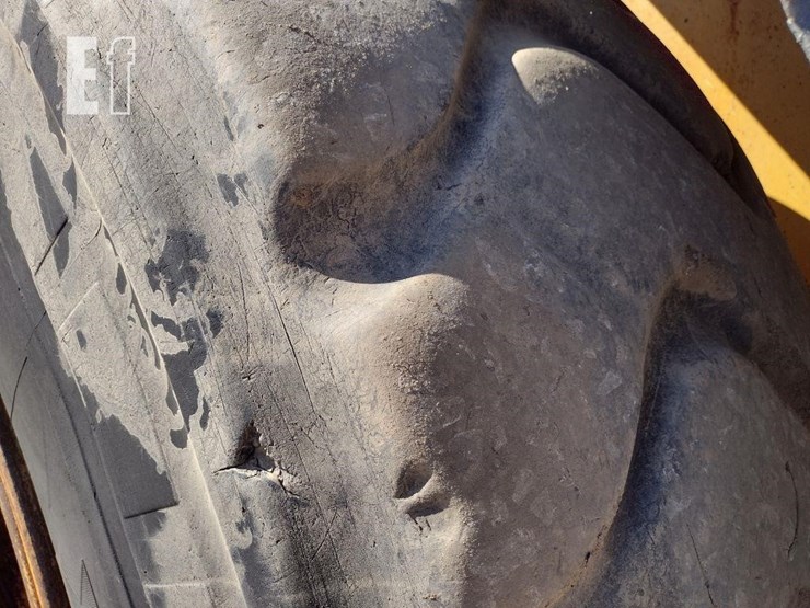 2012-deere-744k-image-21