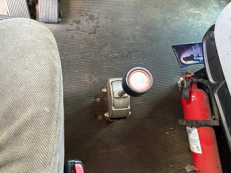 2008-peterbilt-335-image-51