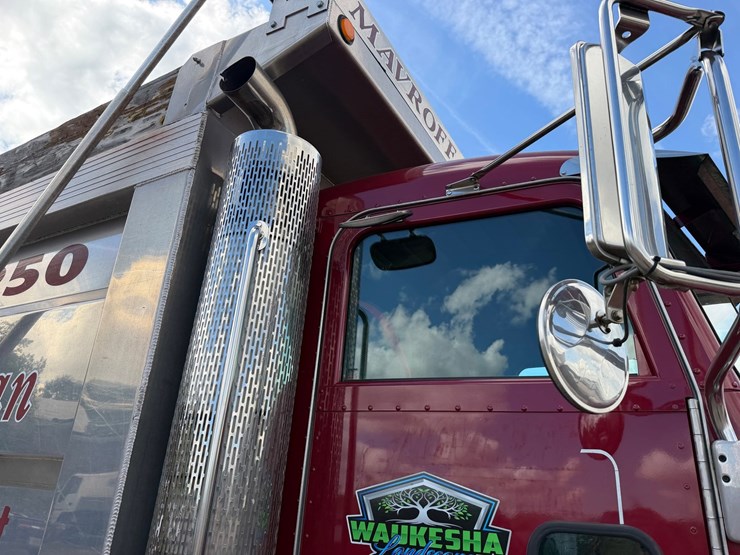 2008-peterbilt-335-image-24