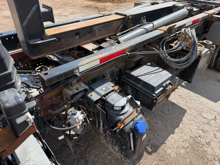 #1617-•-2020-chevrolet-5500xd-roll-off-truck-image-17