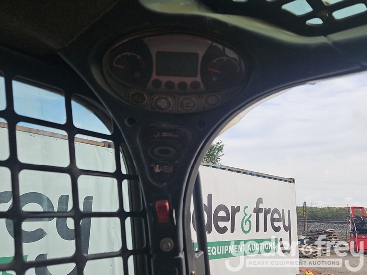 2013-bobcat-t590-image-8