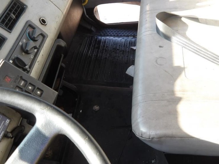 2002-freightliner-fl80-image-25