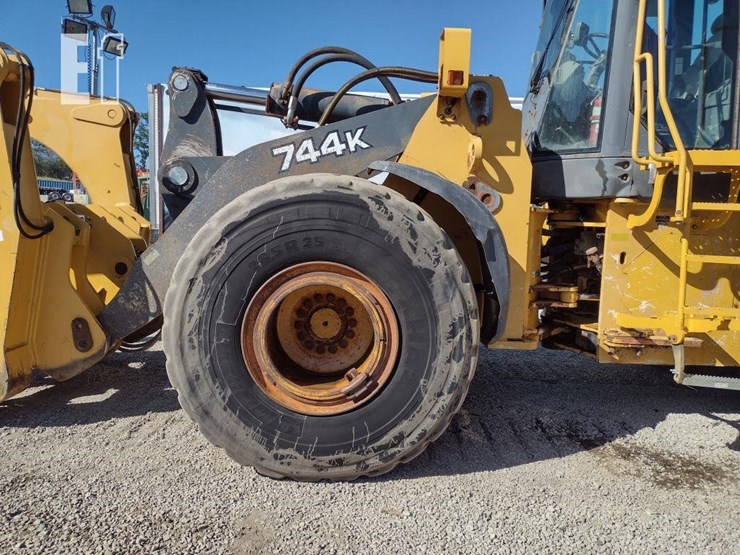 2012-deere-744k-image-19