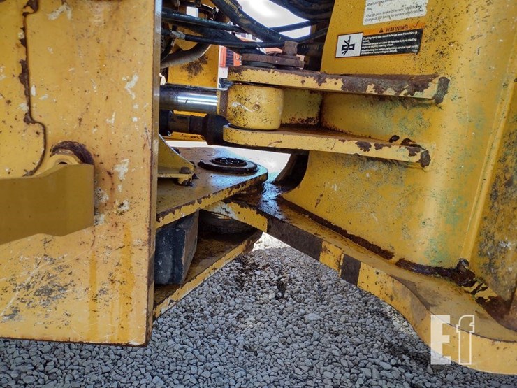 2012-deere-744k-image-39