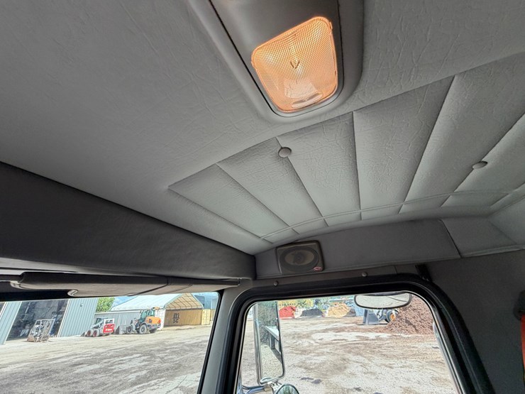2008-peterbilt-335-image-60