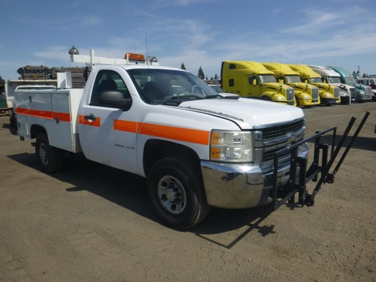 2009-chevrolet-3500hd-image-2