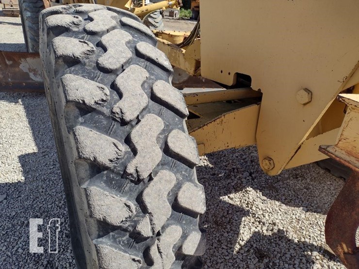 1993-deere-570b-image-36
