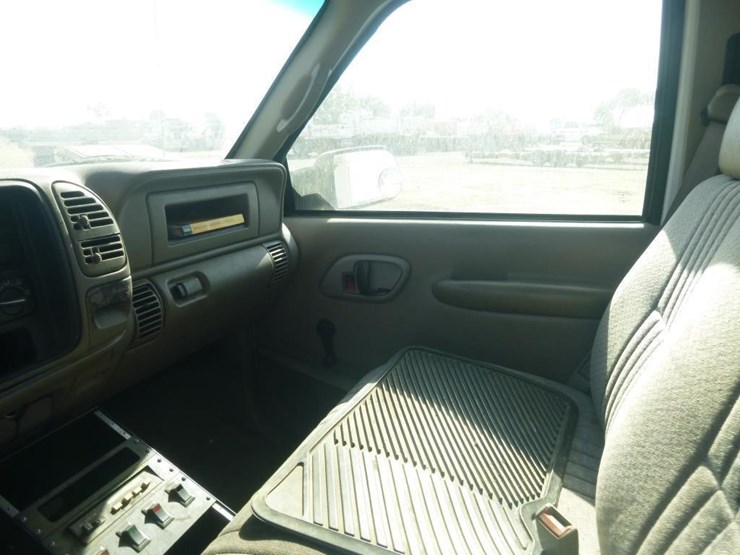 2002-chevrolet-3500hd-image-11
