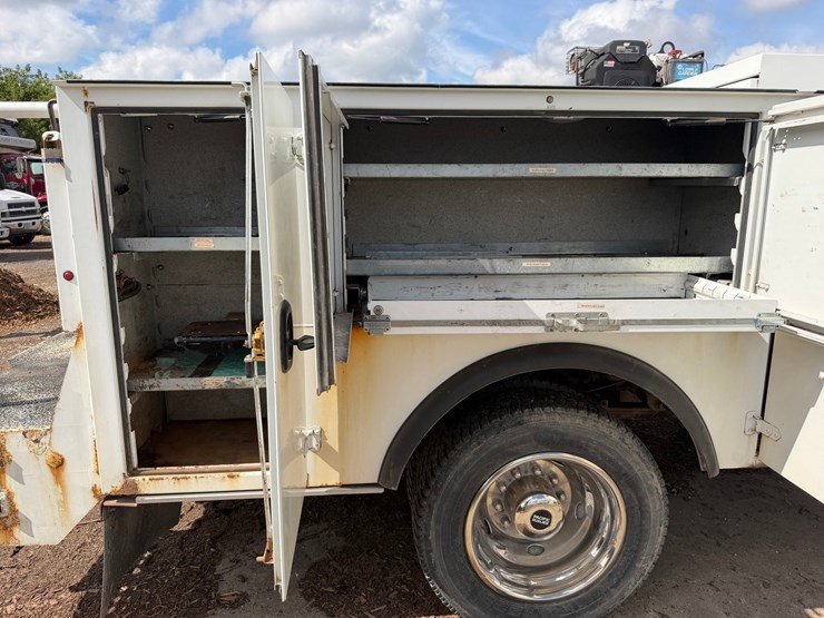 2015-ford-f550-image-25
