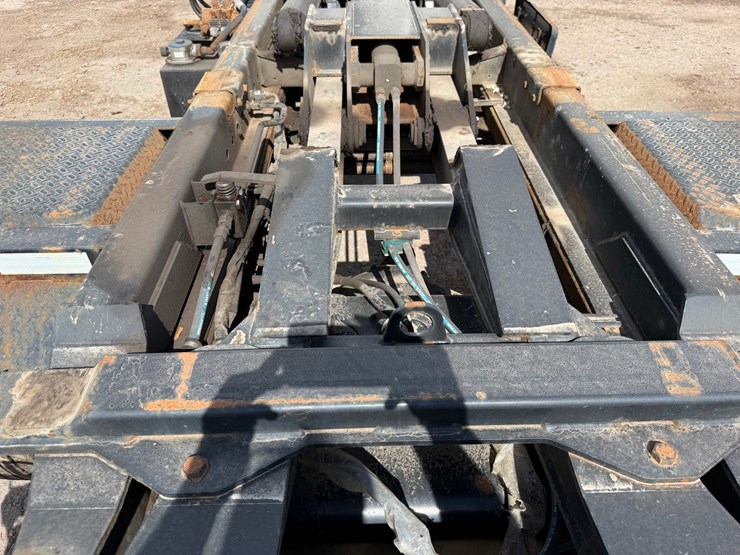 #1617-•-2020-chevrolet-5500xd-roll-off-truck-image-23