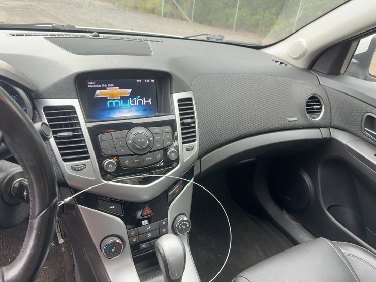 2015-chevrolet-cruze-lt-automobile-image-19