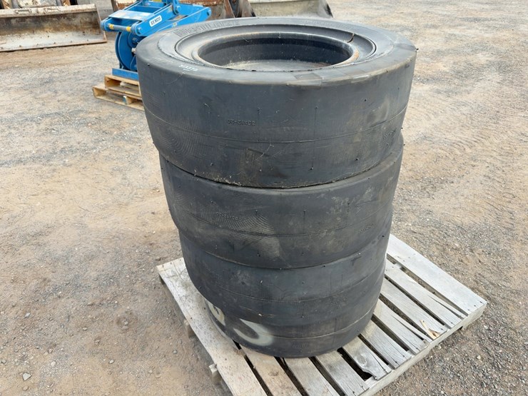 (4)-33x12-20-solid-skid-steer-tires-image-2