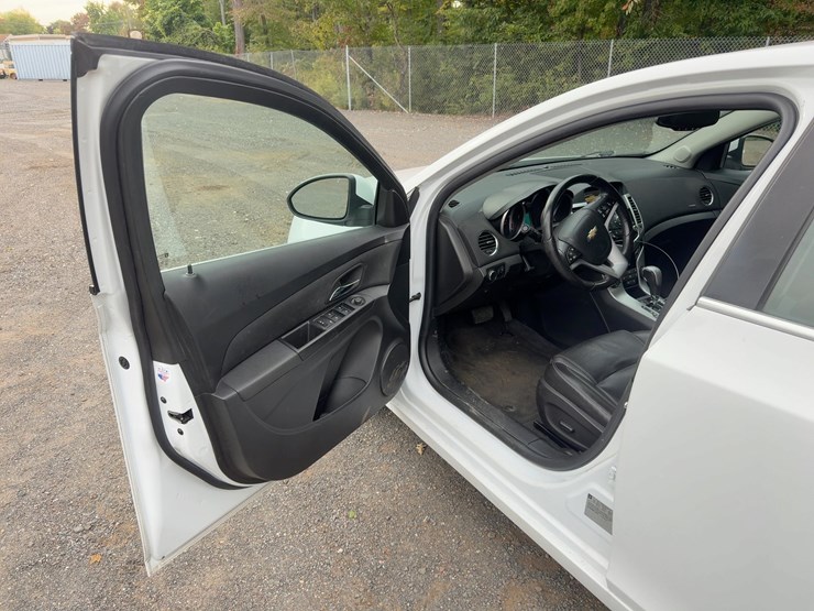 2015-chevrolet-cruze-lt-automobile-image-16