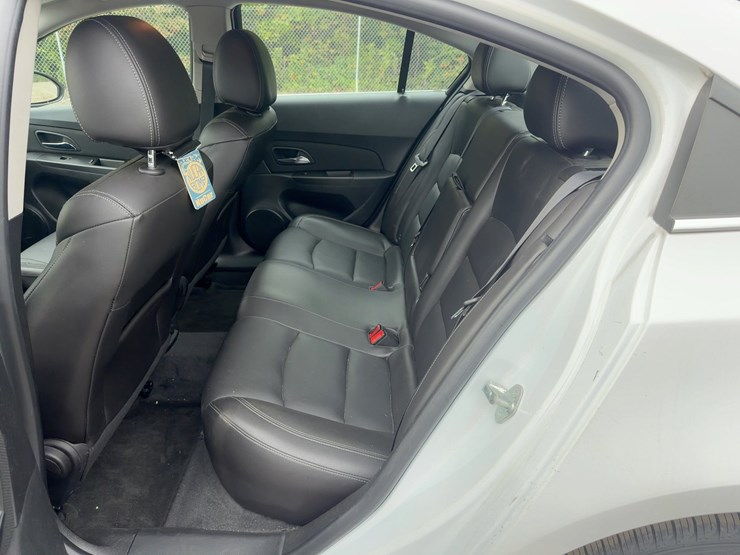 2015-chevrolet-cruze-lt-automobile-image-15