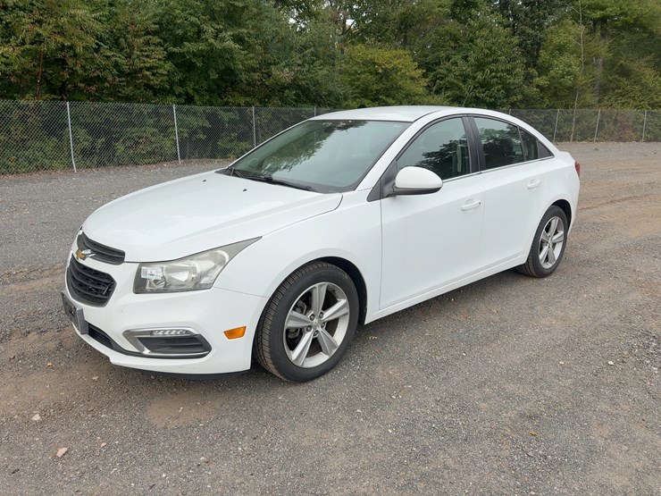 2015-chevrolet-cruze-lt-automobile-image-1