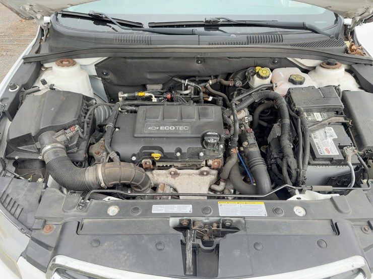 2015-chevrolet-cruze-lt-automobile-image-12