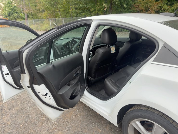 2015-chevrolet-cruze-lt-automobile-image-14