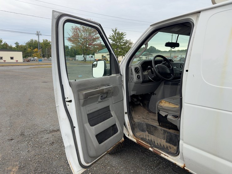 2014-ford-e250-image-15