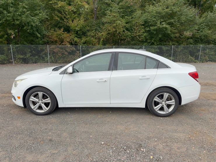 2015-chevrolet-cruze-lt-automobile-image-2