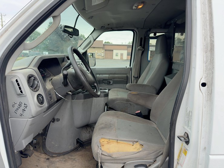 2014-ford-e250-image-16