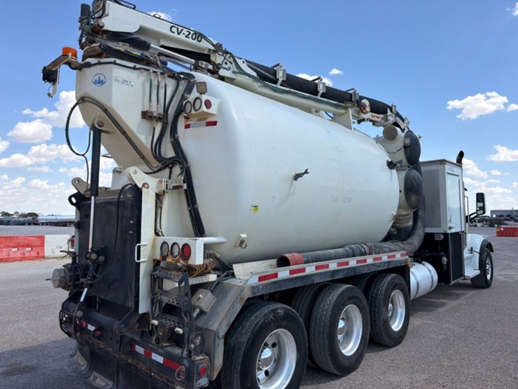 2018-peterbilt-567-image-10