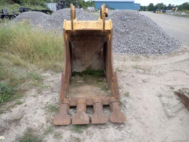 2020-john-deere-330-image-2