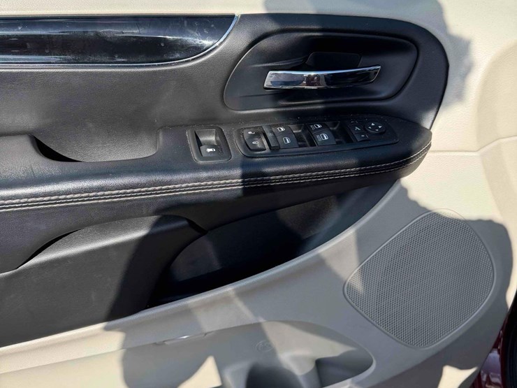 2015-chrysler-town-&-country-image-17