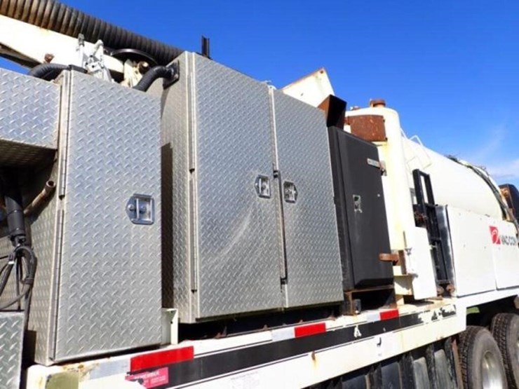 2015-freightliner-114sd-image-36