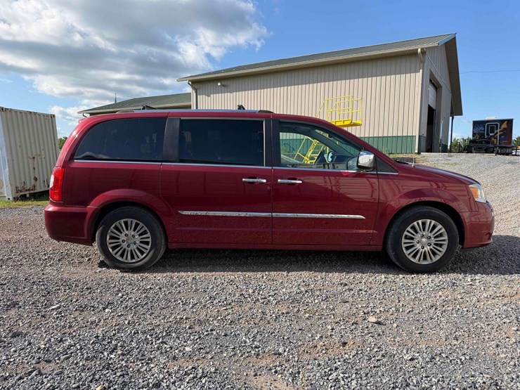 2015-chrysler-town-&-country-image-5