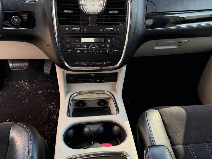 2015-chrysler-town-&-country-image-18