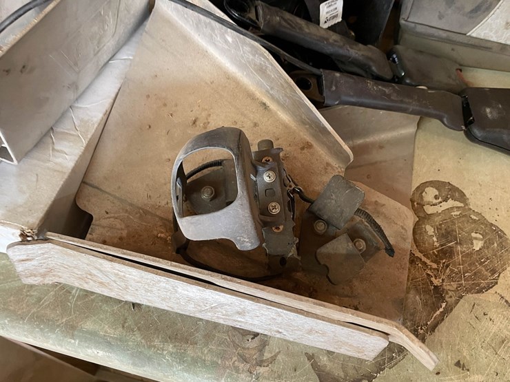 #9249-•-lot-of-assorted-car-and-bike-parts-image-7