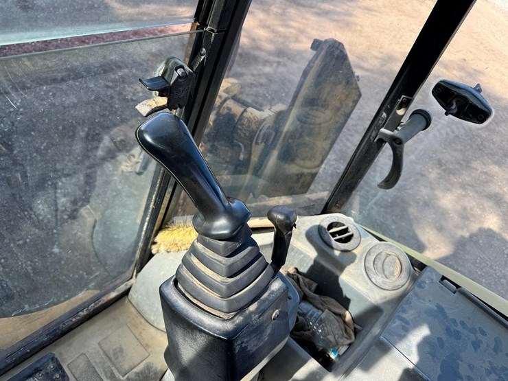 caterpillar-420d-image-31