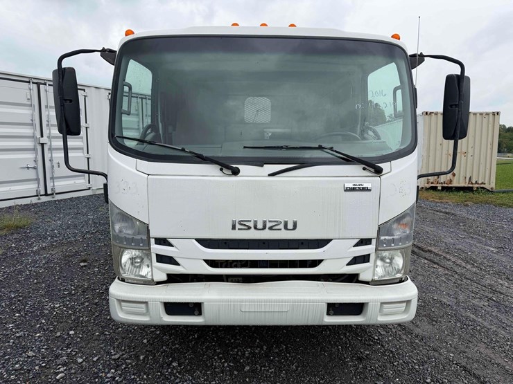 2016-isuzu-nqr-image-2