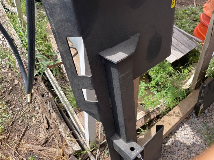 #9183-•-vevor-skid-steer-hitch-plate-image-5