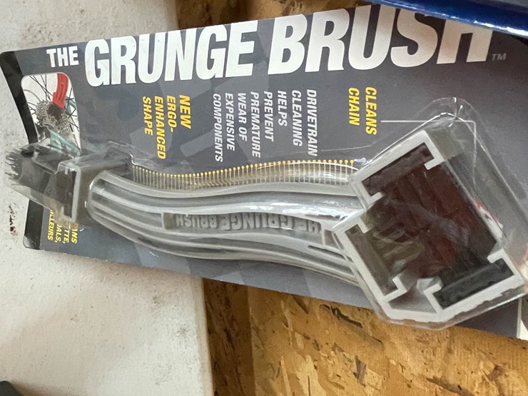 #9245-•-lot-of-automotive-and-rv-items-image-8