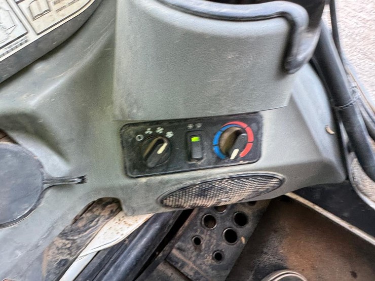 2016-bobcat-s650-image-22