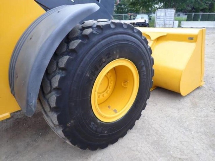 2014-deere-624k-image-56