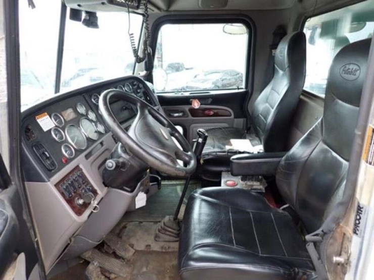 2015-peterbilt-367-image-12