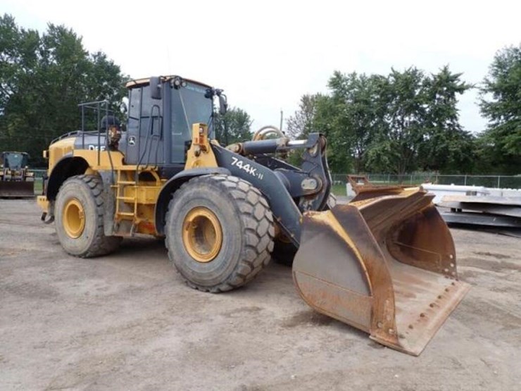 2018-deere-744k-image-3