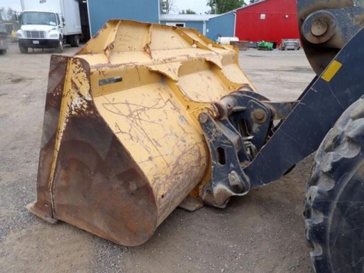 2018-deere-624k-image-24