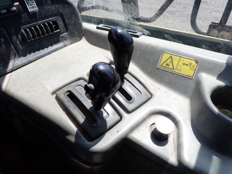 2009-caterpillar-725-image-15