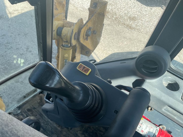 #9150-•-backhoe-loader-image-43