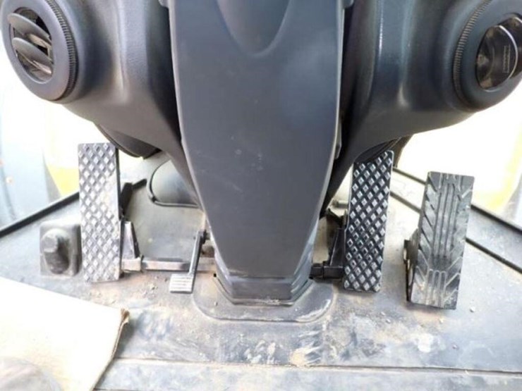 2018-deere-744k-image-14