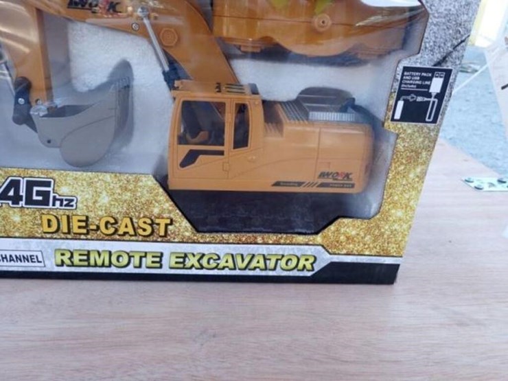 unused-captok-excavator-toy-image-2
