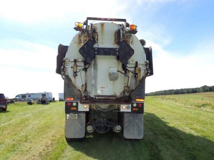 2015-freightliner-114sd-image-5