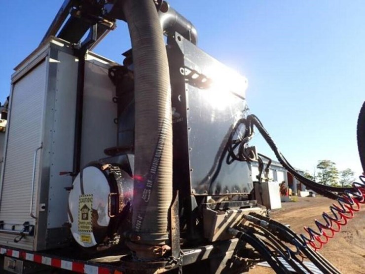 2020-freightliner-114sd-image-53