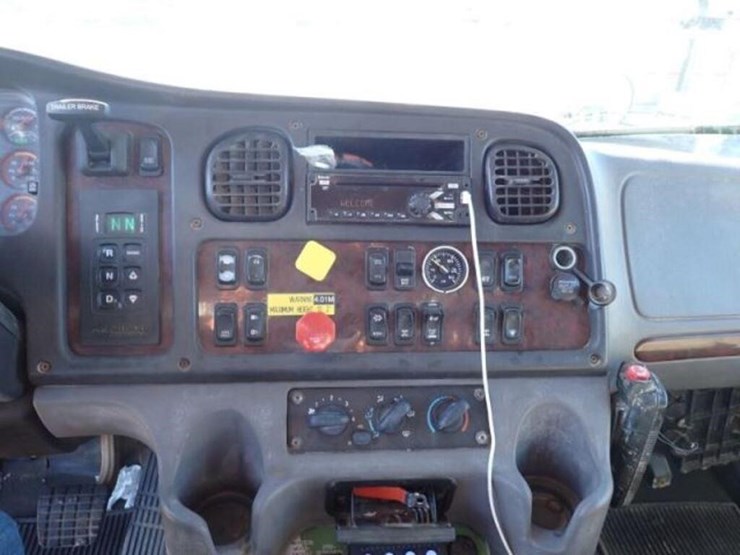 2020-freightliner-114sd-image-11