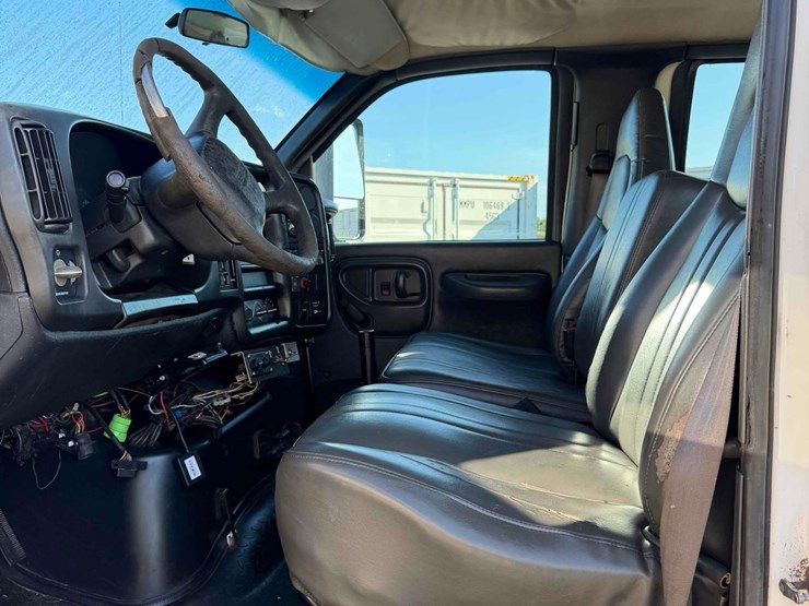 2007-gmc-c8500-utility-body-image-26