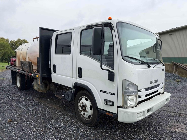 2016-isuzu-nqr-image-3