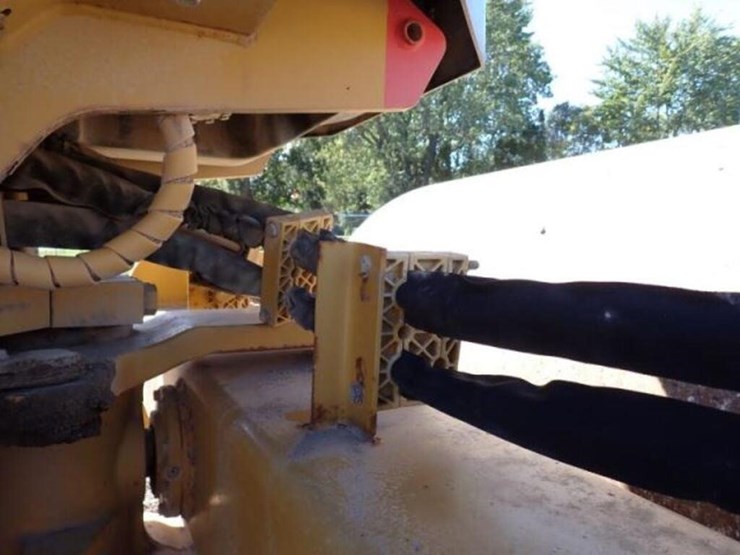 2011-caterpillar-cs44-image-39